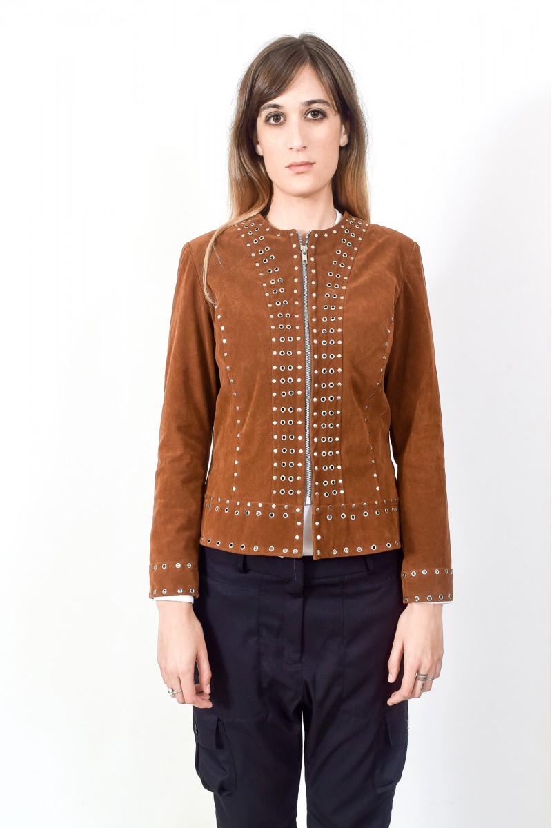 Chaqueta de gamuza ecológica con tachas y hojalillos